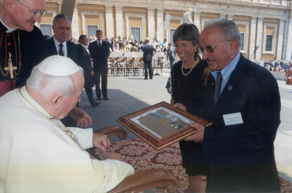 Consegna Targa a Giovanni Paolo II